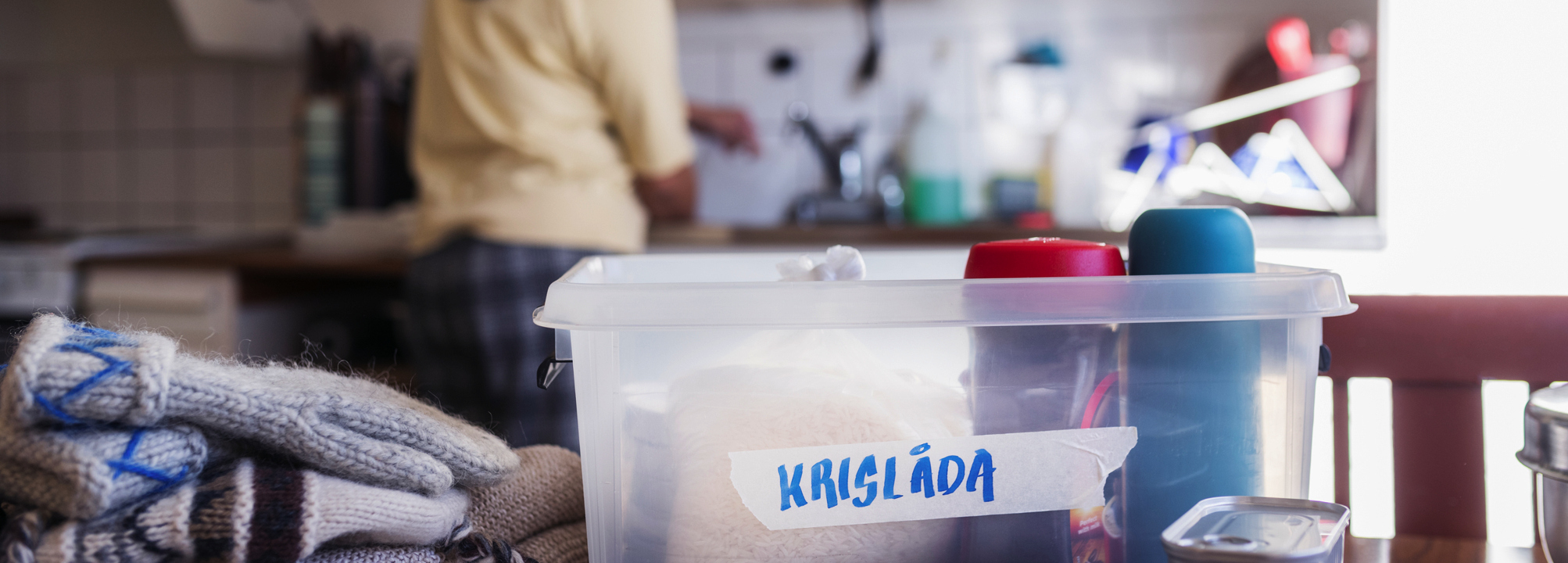 Kvinna förbereder och packar en krislåda
